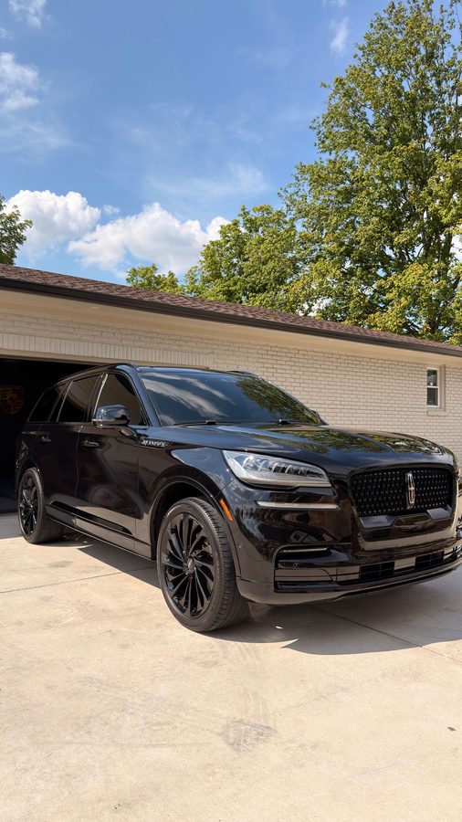 Black Lincoln Aviator with a deep gloss finish after detailing by Hitchcock Detailing