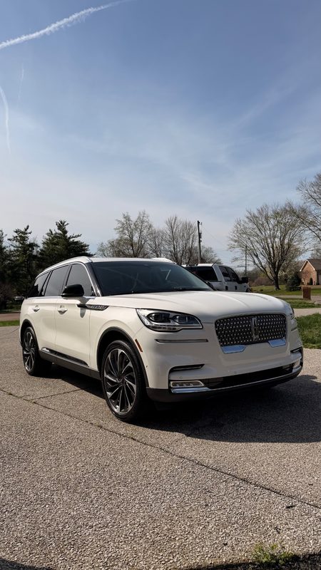 White Lincoln Aviator after a full mobile detail